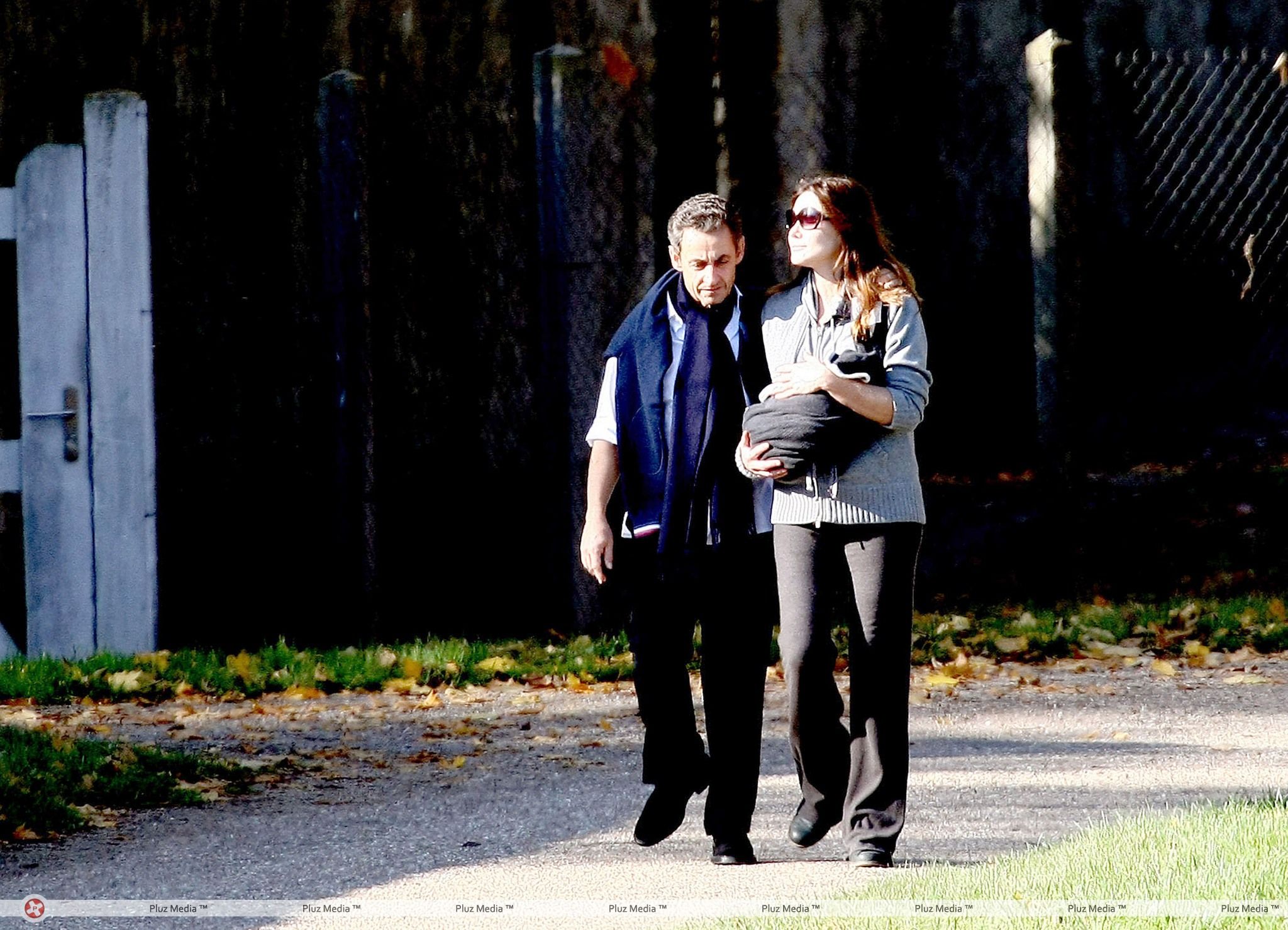 Nicolas Sarkozy and wife Carla Bruni taking a stroll with Giulia | Picture 113943